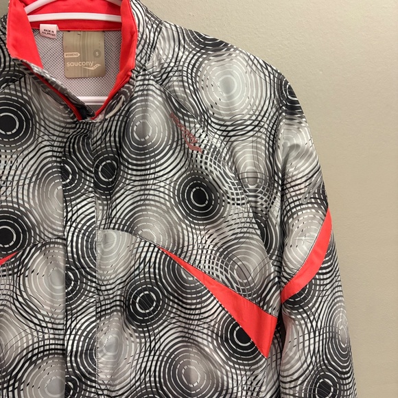Saucony Black & White Circular Print Running Jacket w Coral Accents - Picture 5 of 15